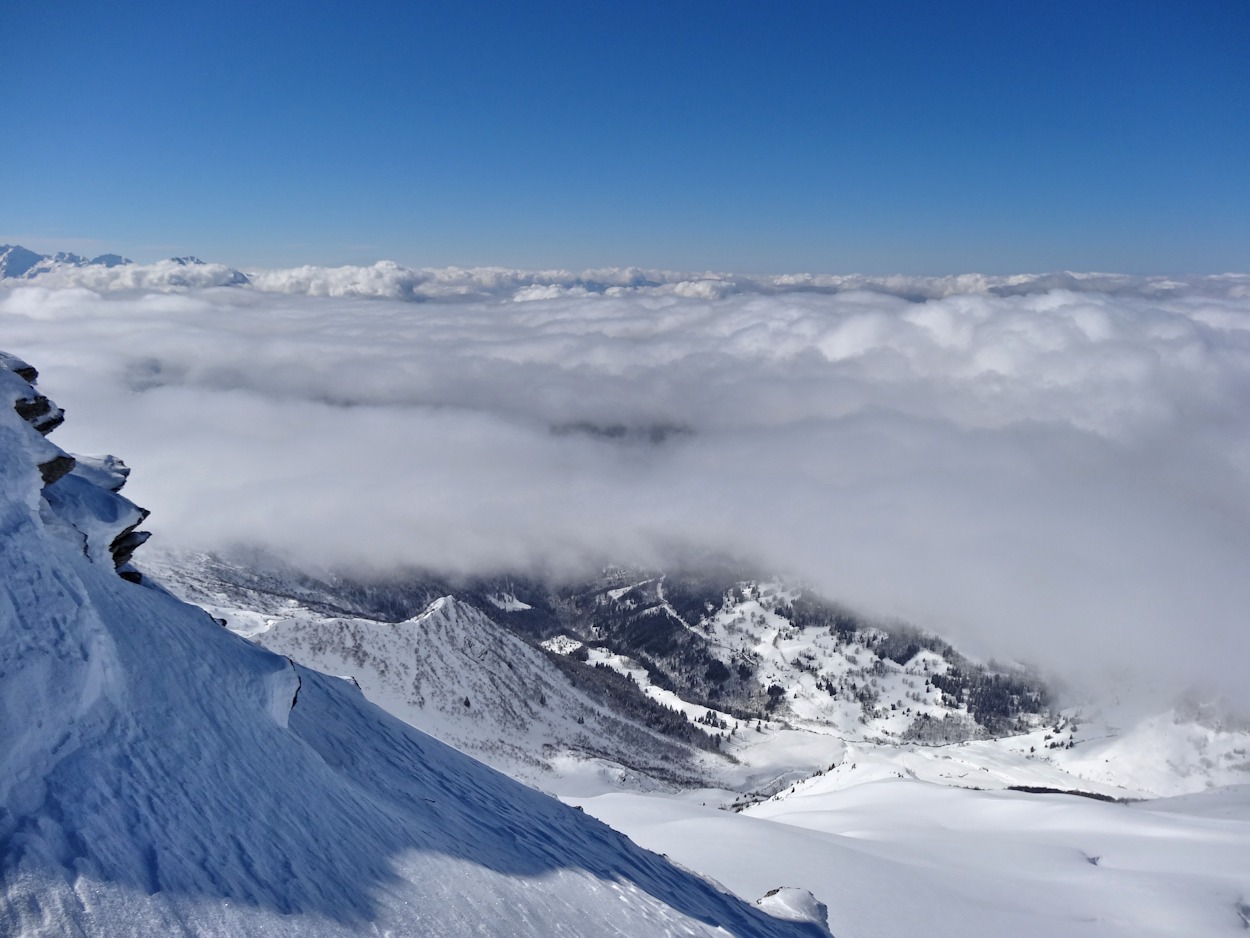 Le versant Ouest : Alors que s'installe la couverture nuageuse vers 2000 m.