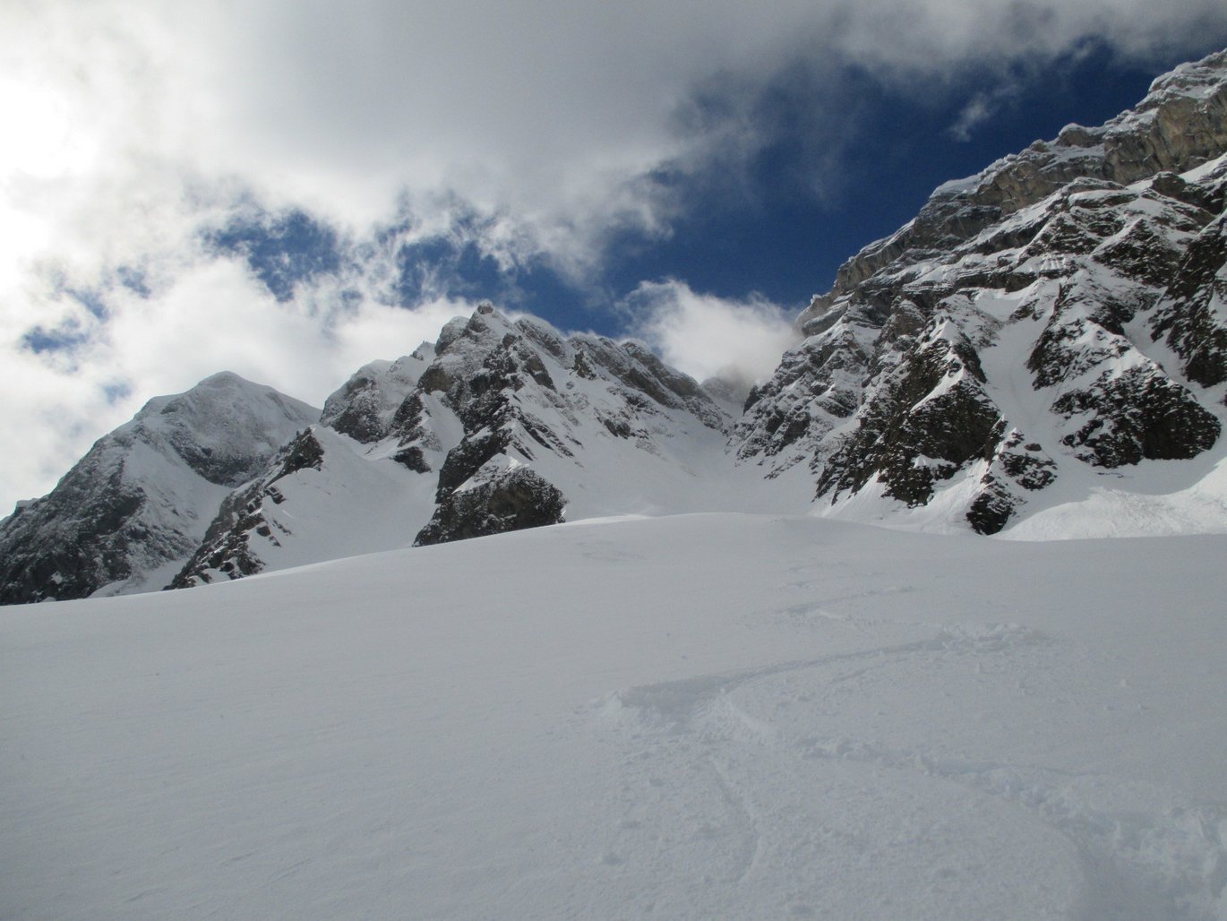#11 Couloir de la Coufa : plus bas on se réconcilie avec le plaisir du ski ;o) Couloir de la Coufa : plus bas on se réconcilie avec le plaisir du ski ;o)