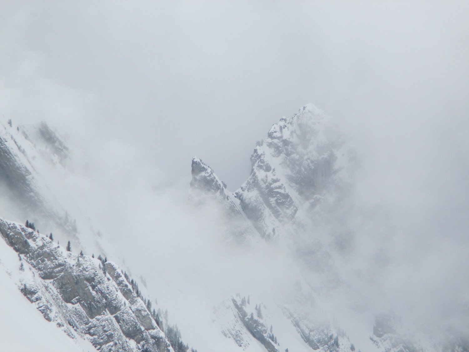 Aiguille de Manigod : quelques rares trouées dans le brouillard