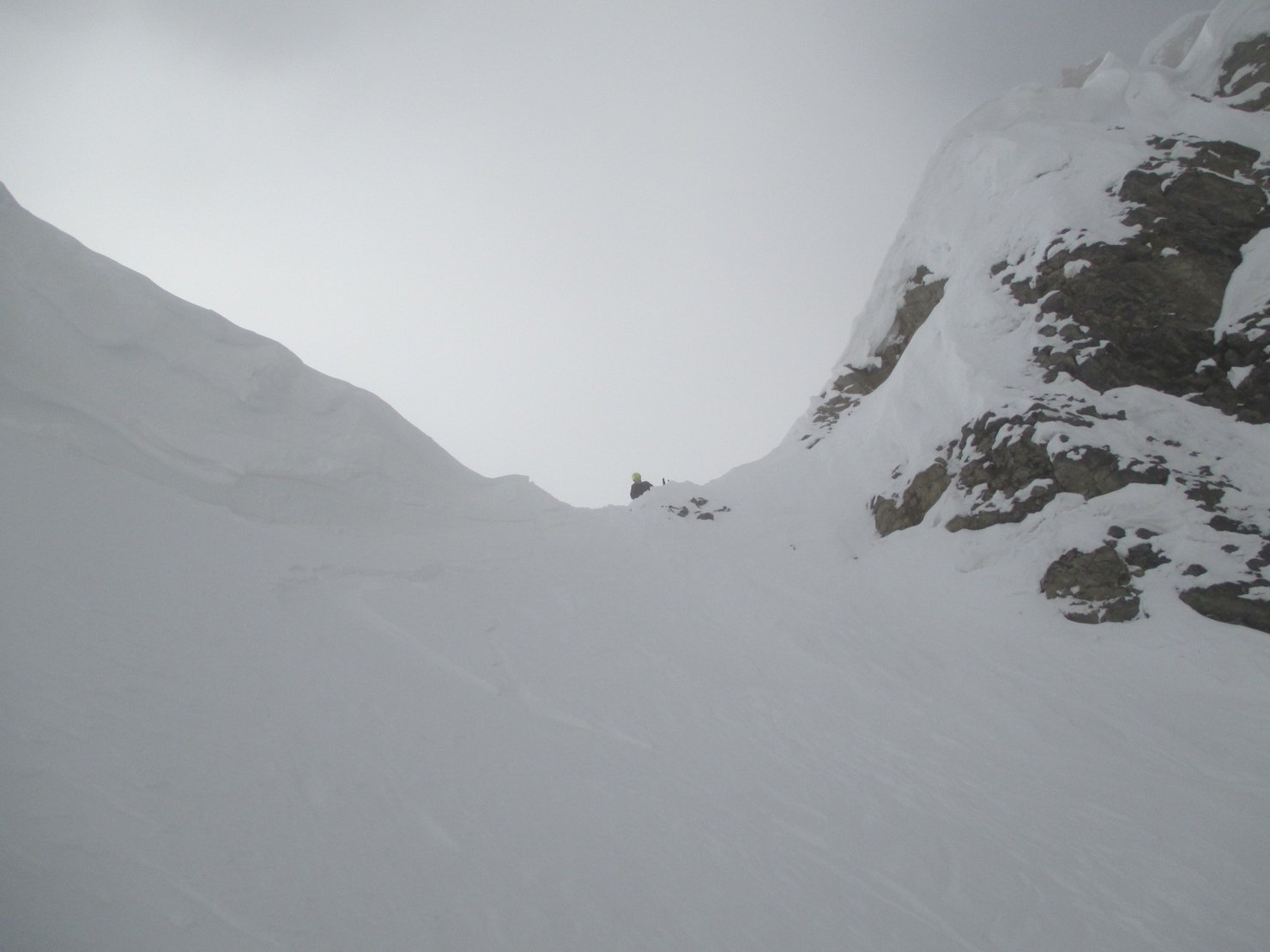 Couloir de la Coufa : Giloux prêt à franchir le bord de la corniche