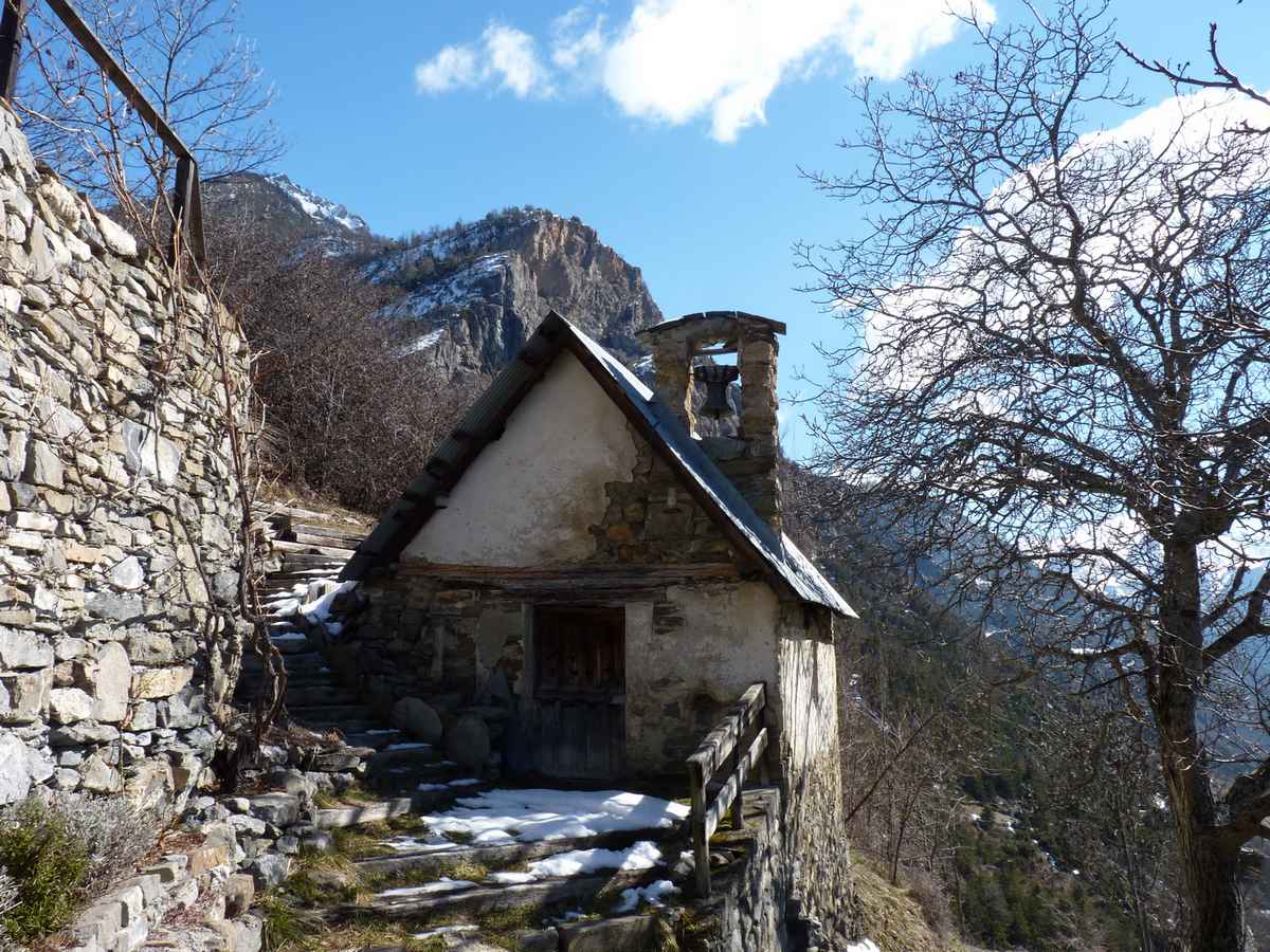 La chapelle de Champ Contier : Avec la vigne sur le mur de gauche bien agréable l'automne au passage