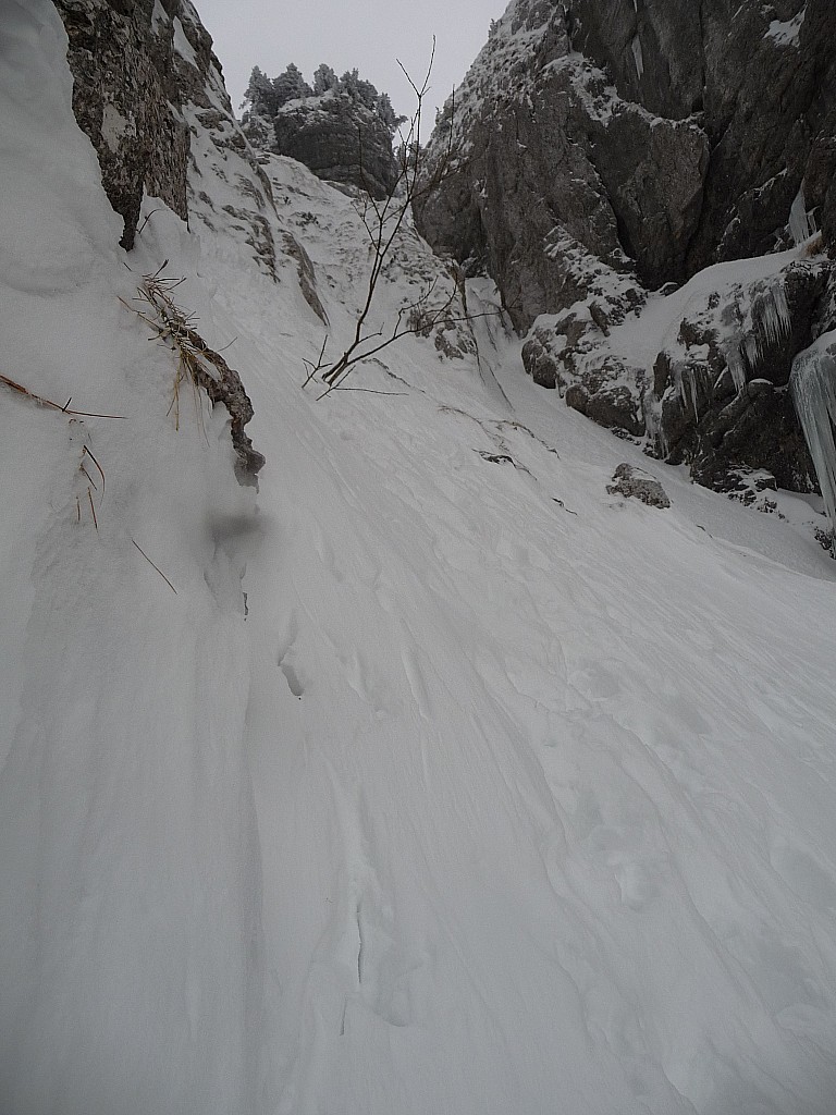 là où j'ai chaussé : le "vrai" deuxième ressaut est à gauche après l'arbuste(même pas pu prendre de photos tellement j'en prennais plein la gueule!
et un autre ressaut à droite que j'ai tenté aussi!!