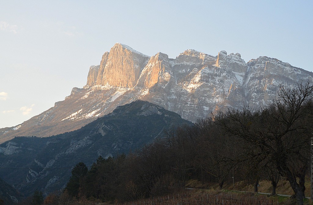 Approche matinale : lumières du petit matin vu de la route d'accès