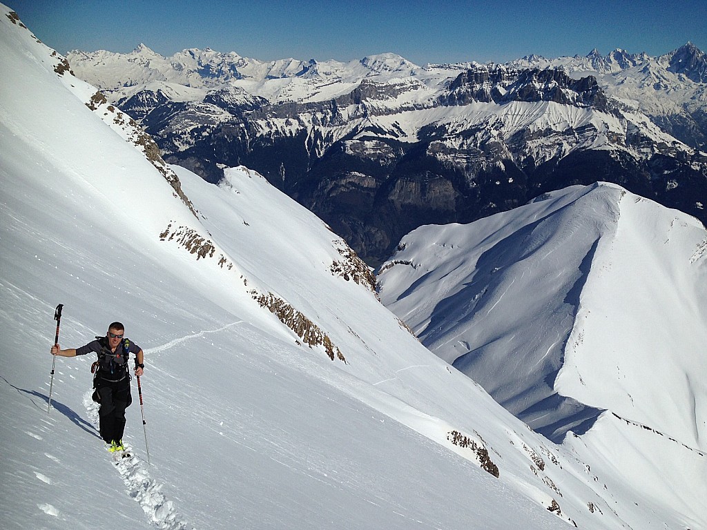Pointe Percée : Christo monte au-dessus du Col de Doran dans les pentes raides menant au Col des Verts