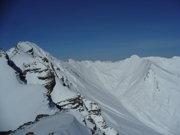 Grand Blanc : Pointe de Pierre Fendue et Gros Grenier!
La combe au pied de ces sommets est bien remplie,..., résultat d'une grosse plaque!