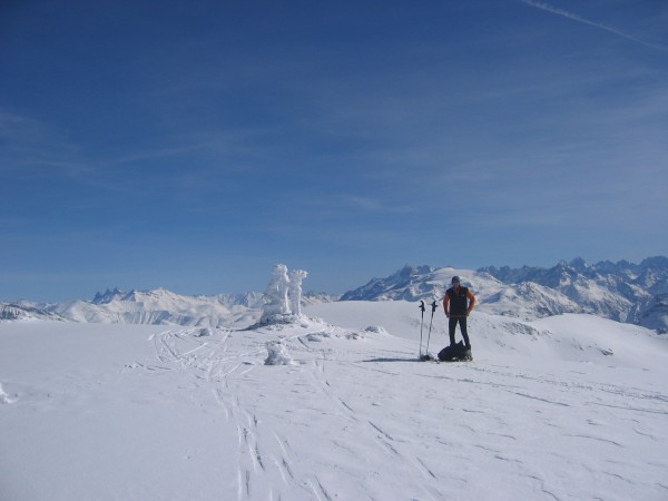 Taillefer : La statue sommitale était platrée de neige (patagonienne, comme dirait etienne ;-))
quel superbe panorama de ce sommet, on comprend que ce soit une classique!!