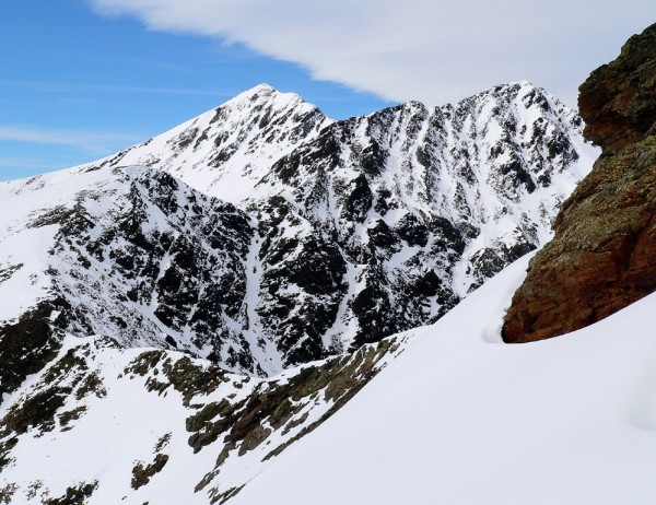 Frontière Andorre-Ariège : En arrière plan le Pic de Serrere ( 2912 m ), au premier plan le Pic de Coume de Seignac  ( 2857 m )