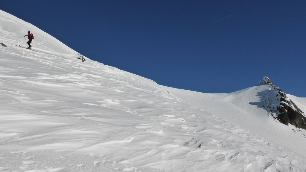 Puy Gros face SE : De petites vagues de neige plaquée sur la face.