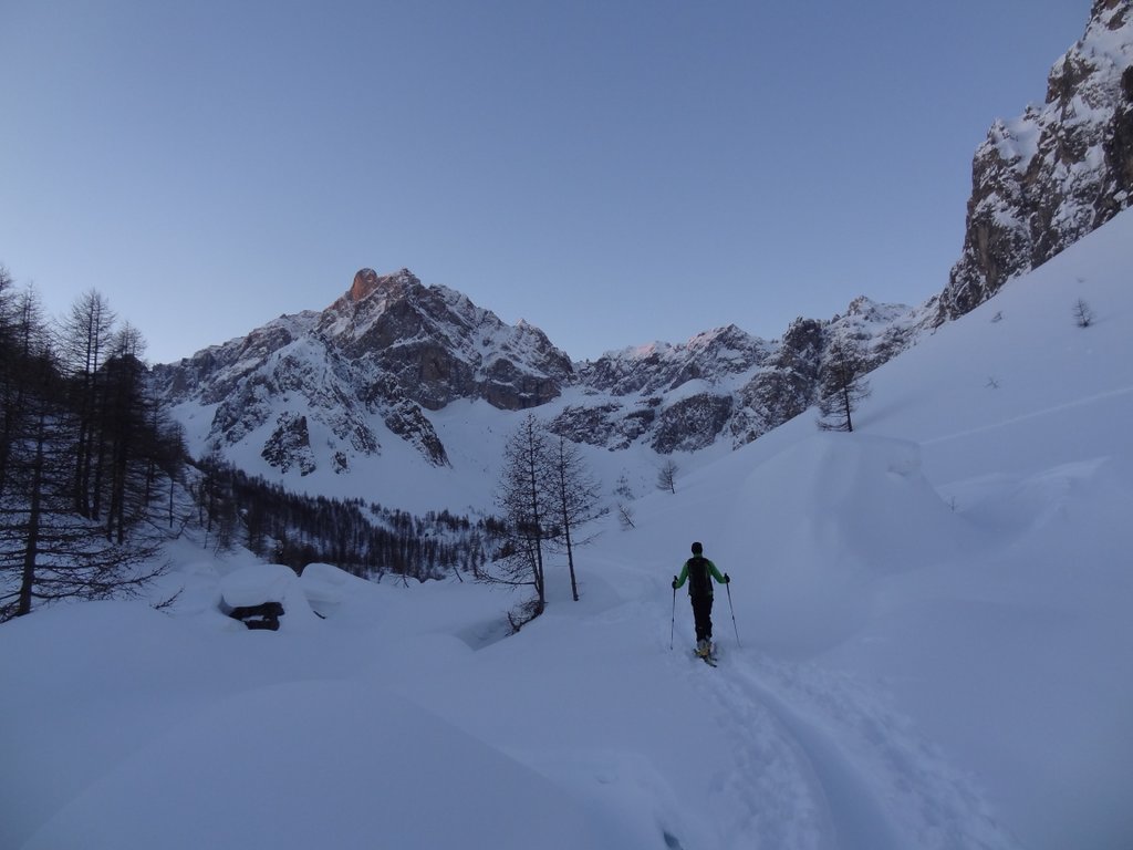 #1 au petit matin : on passera sous la falaise au petit matin : on passera sous la falaise