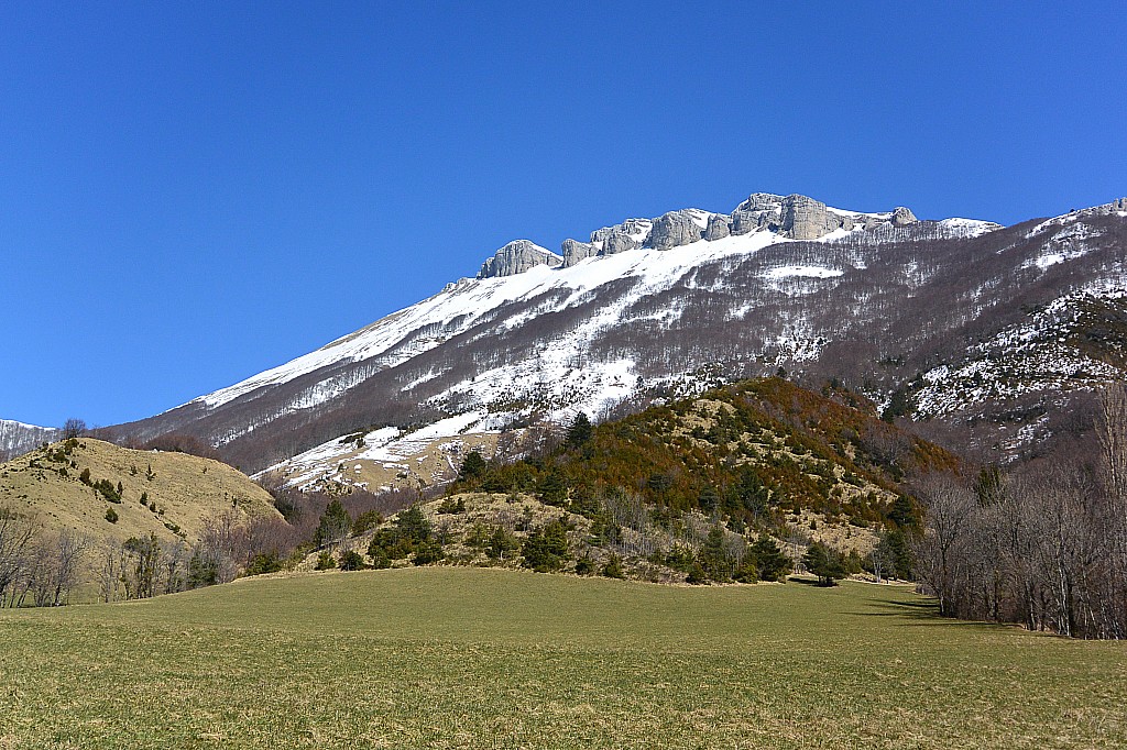 Roc de Toulau : Ensemble face ouest (Omblèze)
Montagne aux formes harmonieuses