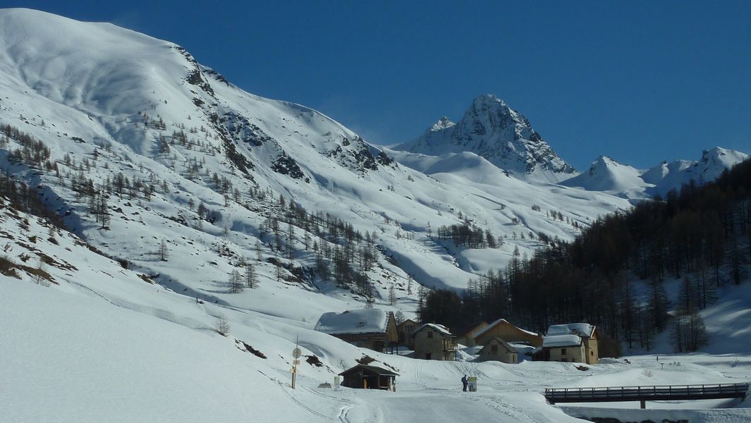 #2 Valpreveyre : le hameau est dominé par le Bric Bouchet Valpreveyre : le hameau est dominé par le Bric Bouchet