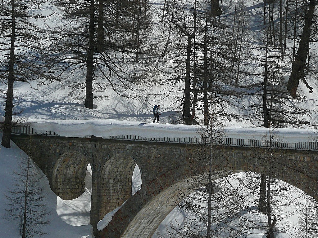 #1 dimanche : et il y a un skieur sur la neige du pont dimanche : et il y a un skieur sur la neige du pont