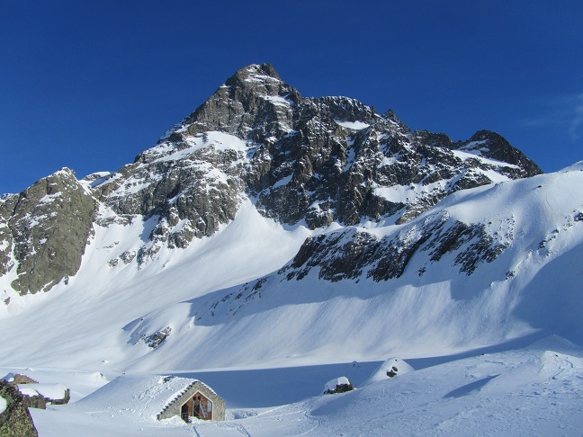 #2 ref. de Vallonpierre et Sirac : 3 m de neige au refuge, seul le 1er étage dépasse ref. de Vallonpierre et Sirac : 3 m de neige au refuge, seul le 1er étage dépasse