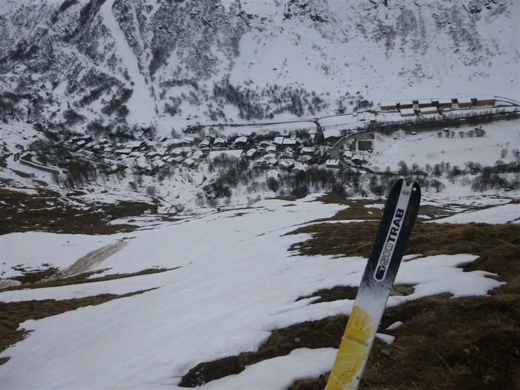 Pte Bezin : Vue sur Bonneval : ski encore jusqu'à la voiture mais plus pour longtemps.