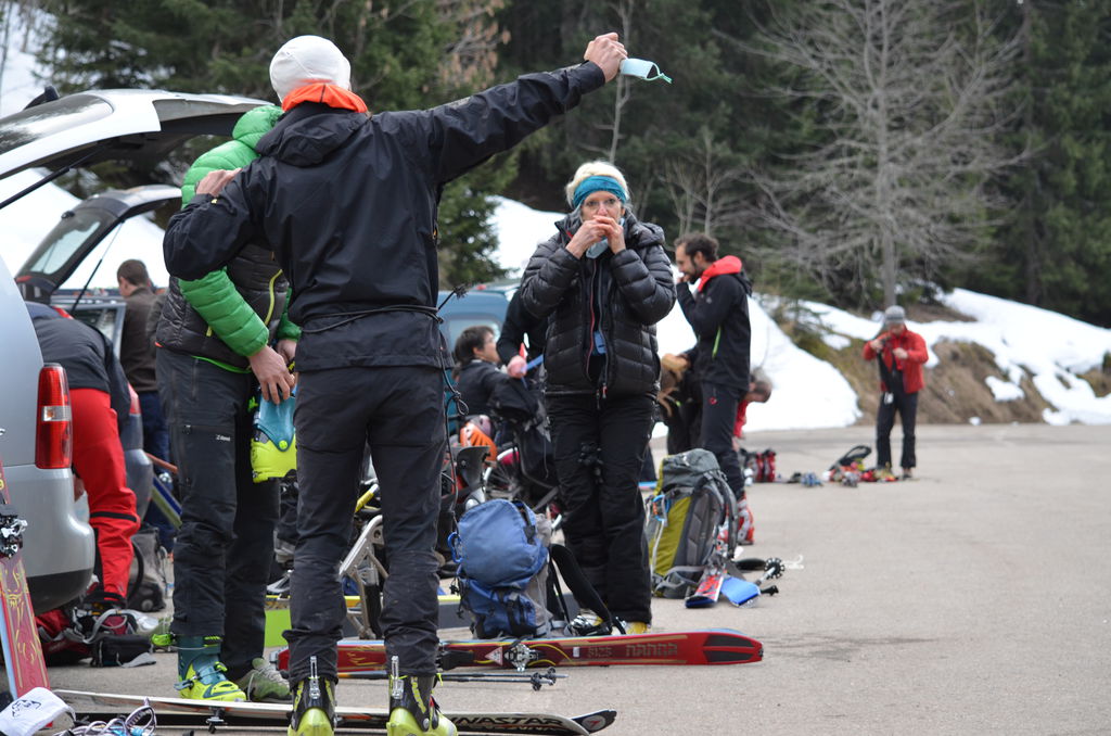 #14 Au départ ... : Préparation des affaires sur le parking Au départ ... : Préparation des affaires sur le parking
