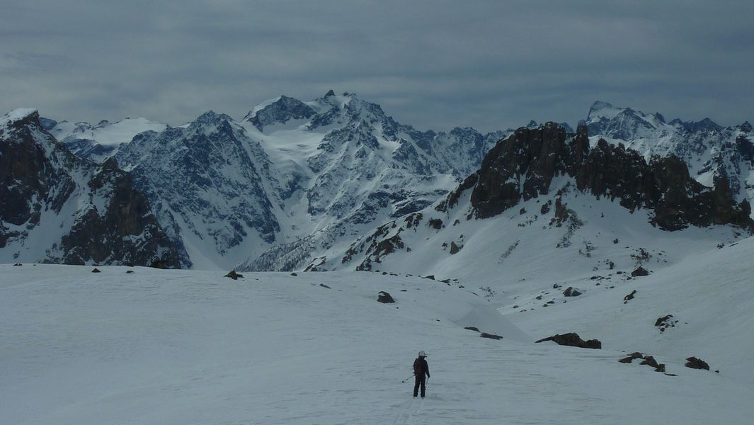 Descente des Béraudes : les Ecrins en pleine face...