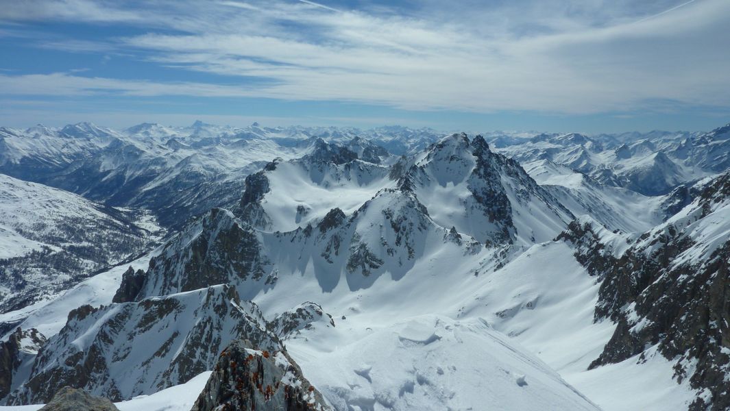 Vers le Sud : la Tête de la Casille et le col des Béraudes au 1er plan