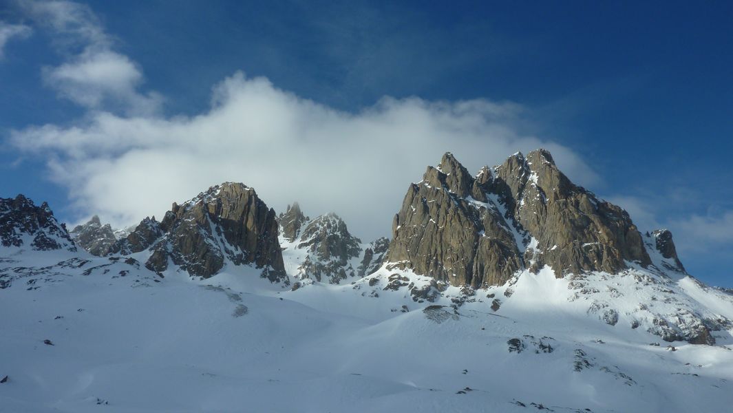 Conditions du matin : du vent et des nuage sur les sommets