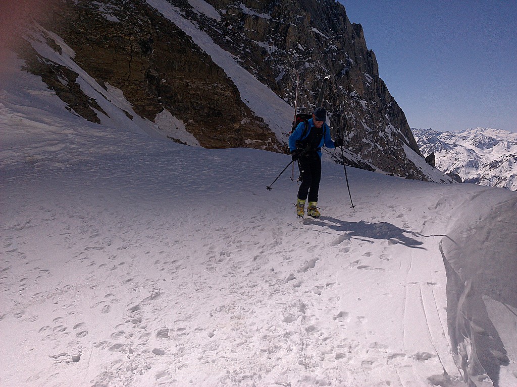 Gilles arrive aau col : dans l'ombre de la grande casse