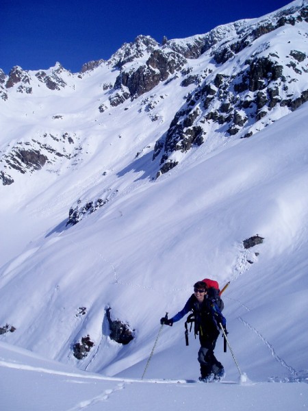 Un peu de poudreuse à tracer : Nous avons choisi la montée par la crête des Aiguilles sur les conseils d'un riverain