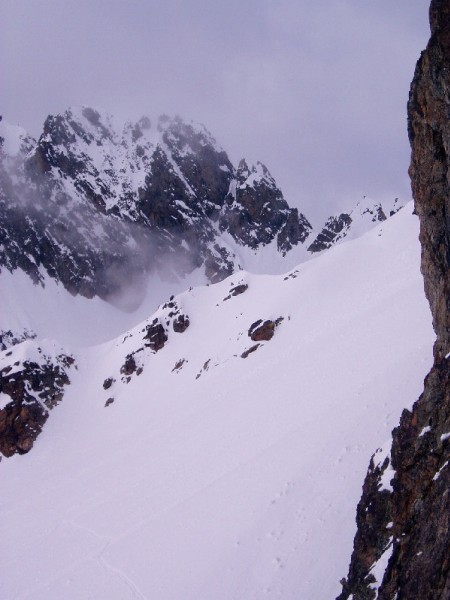 Ambiance haute montagne : Cime d'Orgières et col de la Sée à sa droite