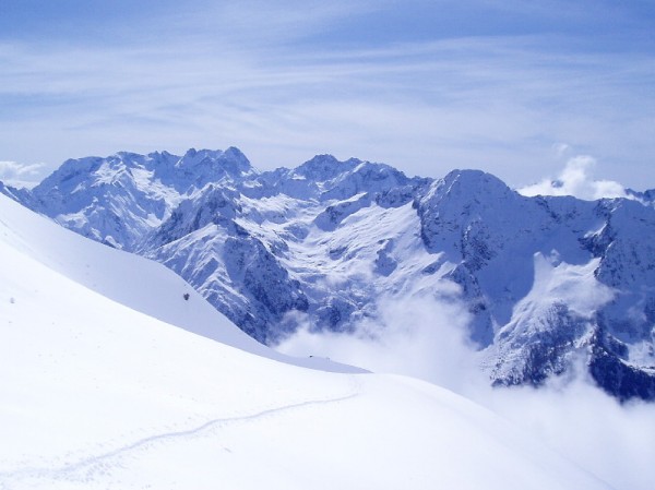 En face, beaucoup de neige : Les Ecrins ont bien bénéficié des dernières chutes de neige