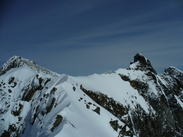 Frène : Clocher (à droite) et Pic (à gauche) du Frène et tout petit, le Mont-Blanc!