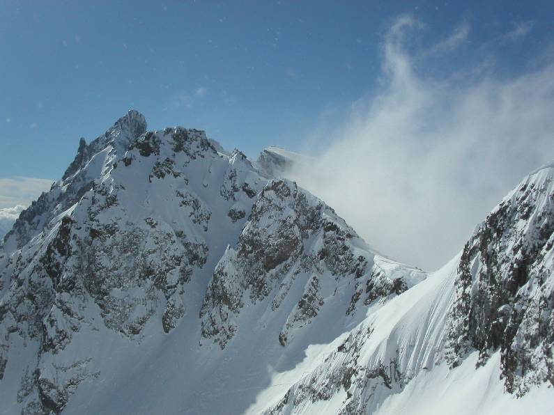 Cache cache avec le grand Pic : Le Grand pic de Belledonne se cache, mais nous l'avons démasqué ( a gauche sur la photo)