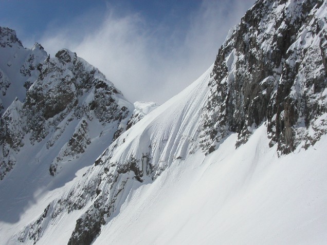 Col en position Hiver : La derniere chute de neige colle aux rochers, c'est Patagonien (quoi que je n'y ai jamais mis les pieds)