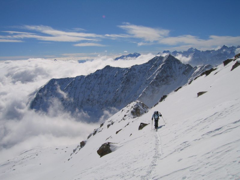 Arrivée au sommet : panorama sur l'aiguille d'argentière et les ecrins