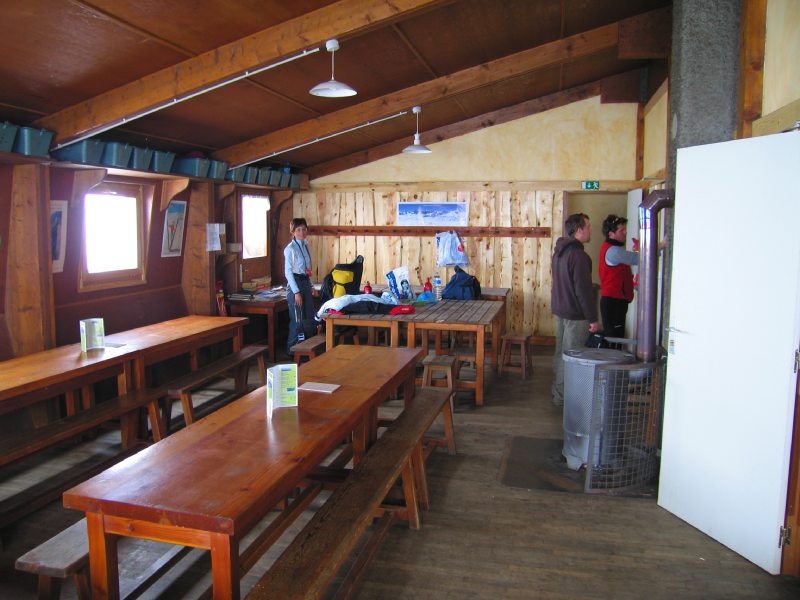 interieur du refuge : Salle à manger très chaleureuse du refuge