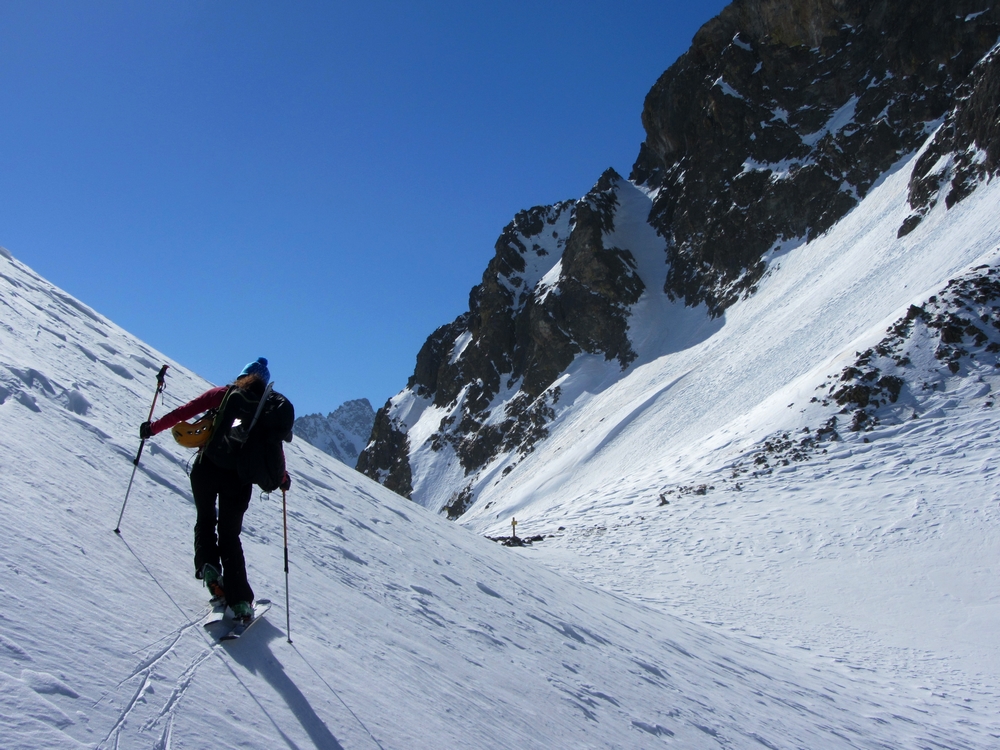 #3 Tour de l Tour de l'Argentera : Arrivée au col de Chiapous avec en toile de fond la rampe du passagio del porco.
