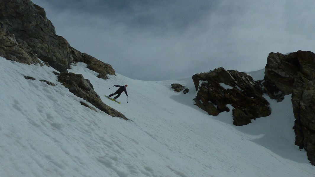 #16 Manu : Manu se joue de la neige dure dans le ressaut du haut Manu : Manu se joue de la neige dure dans le ressaut du haut