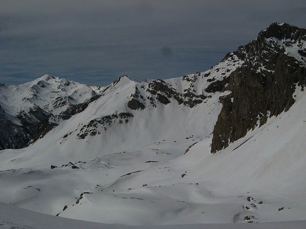 Vue sur le vallon ouest du col : Combe coté montée descente depuis le col de Larche, nota neige transformé sur 10cm sur les cotés exposées au soleil vers 12h30