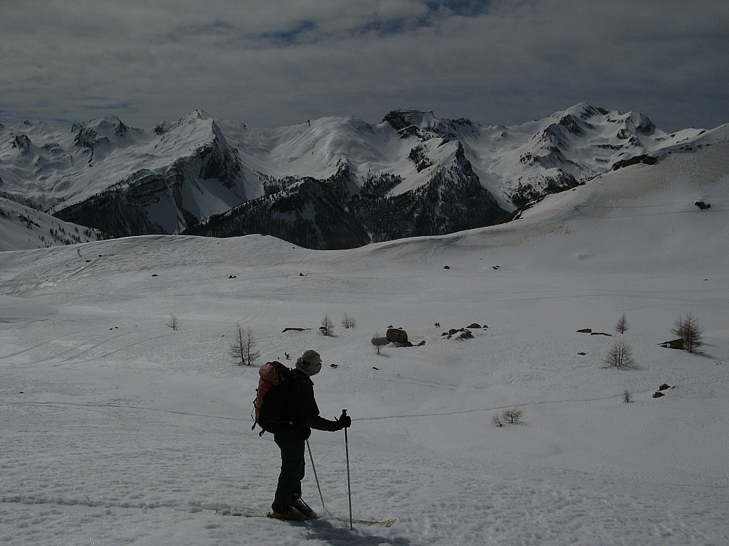 Plateau vers 2400m : Plateau dessus la cabane de Viraysse avant de descendre sur une croupe en neige très transfo!