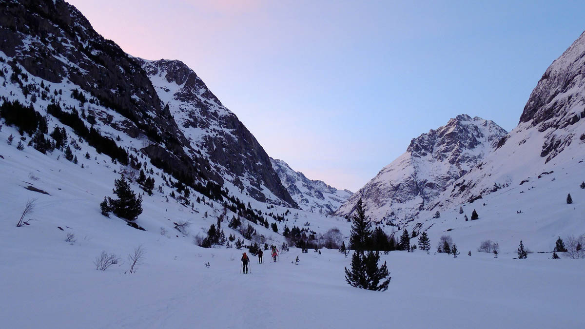 Départ au petit matin : Il est encore loin le fond du vallon