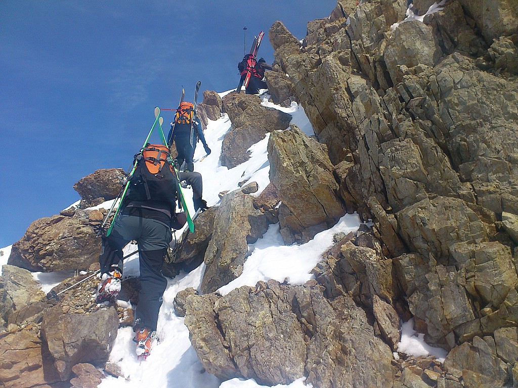 Sur l'arrête finale : Crampons utiles pour l'arrête.