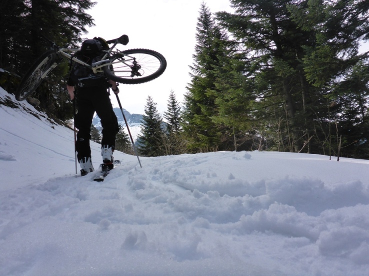 Velo-Ski-Velo : Et ca remonte, l'eimendras (petite vue sur chamechaude)