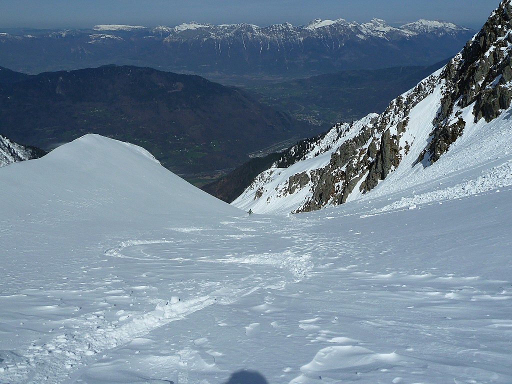 Versant mauriennais : Bon ski en descendant vers "les 3 cochons", avec la vallée de la Maurienne au fond