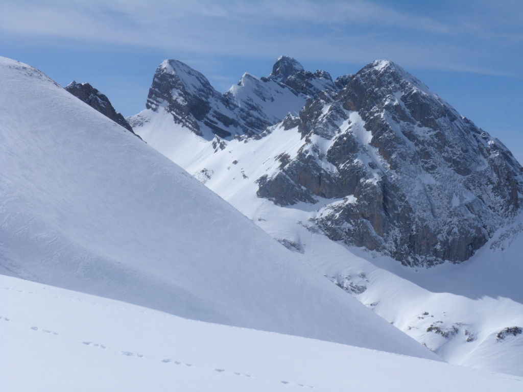 Vers le col de la Forclaz : Bel enchaînement de cretes.
ça a de la gueule les Aravis