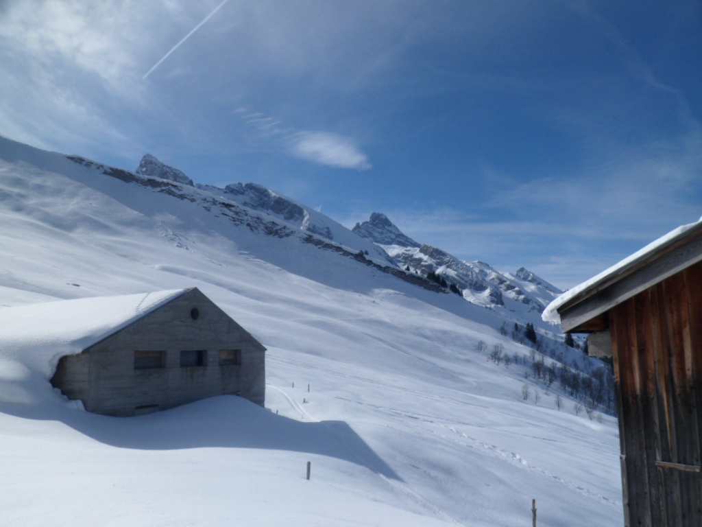 Chalet du Mery : La pointe percée parait bien loin vu d'ici ...