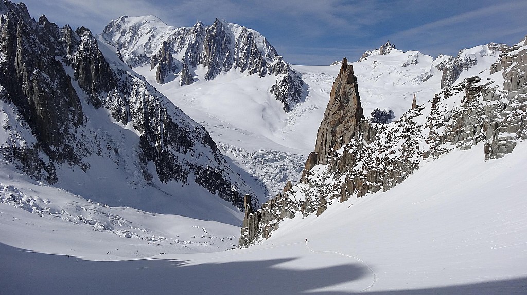 #2 Col du Tacul : Vue dans le rétroviseur au pied du couloir d Col du Tacul : Vue dans le rétroviseur au pied du couloir d'accès au col