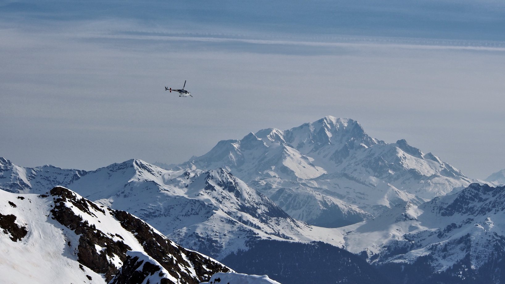 Le Mont Blanc : Derrière le col de la Bathie.
