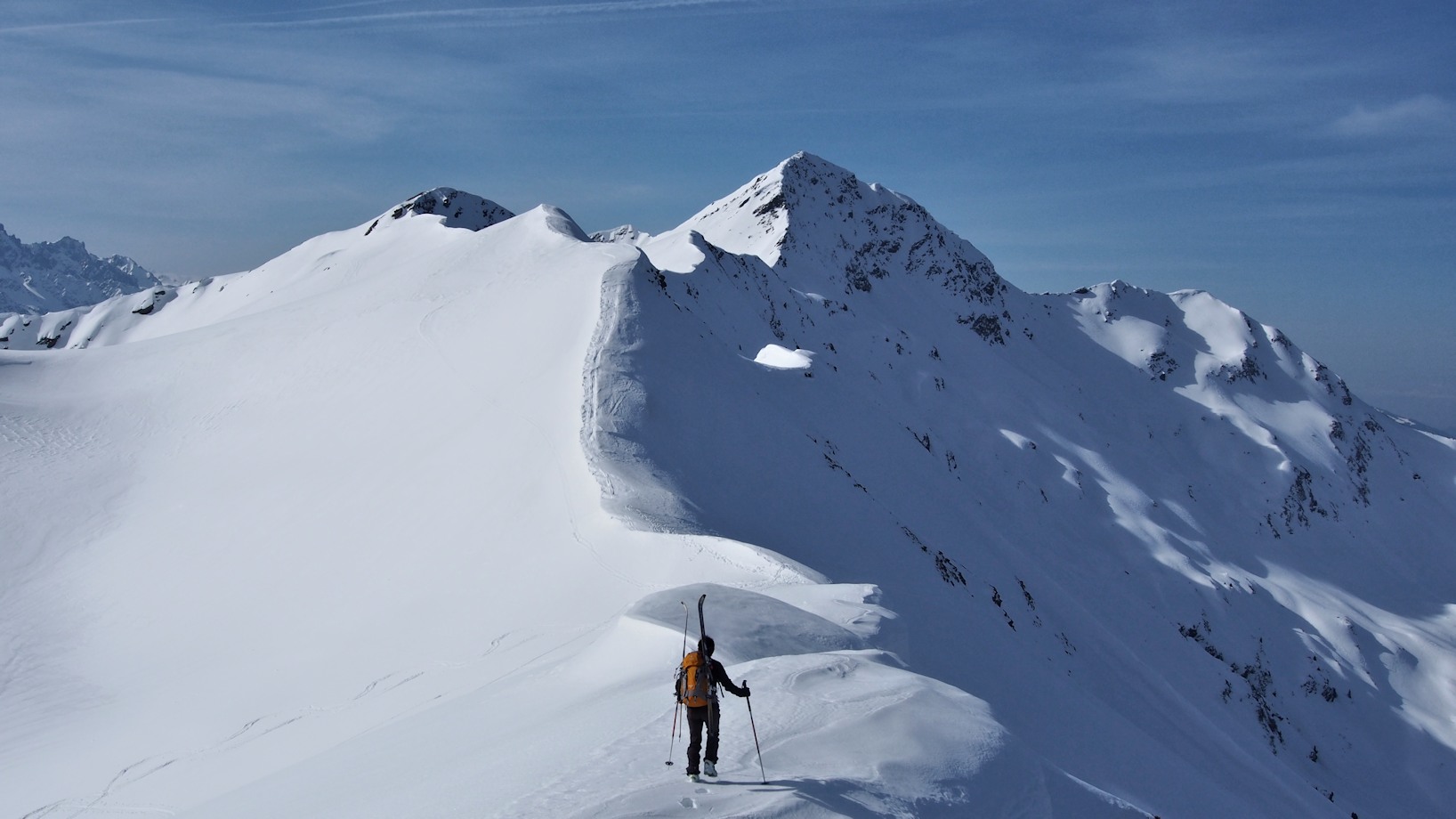 Après le point 2284 m : Vue sur la Tuile et le Grand Arc.