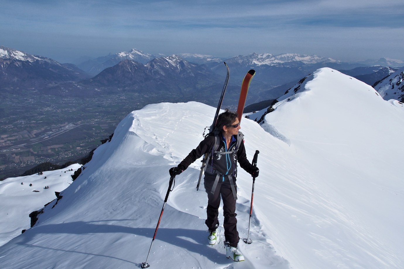 Sur l'arête : Florence apprécie le panorama.