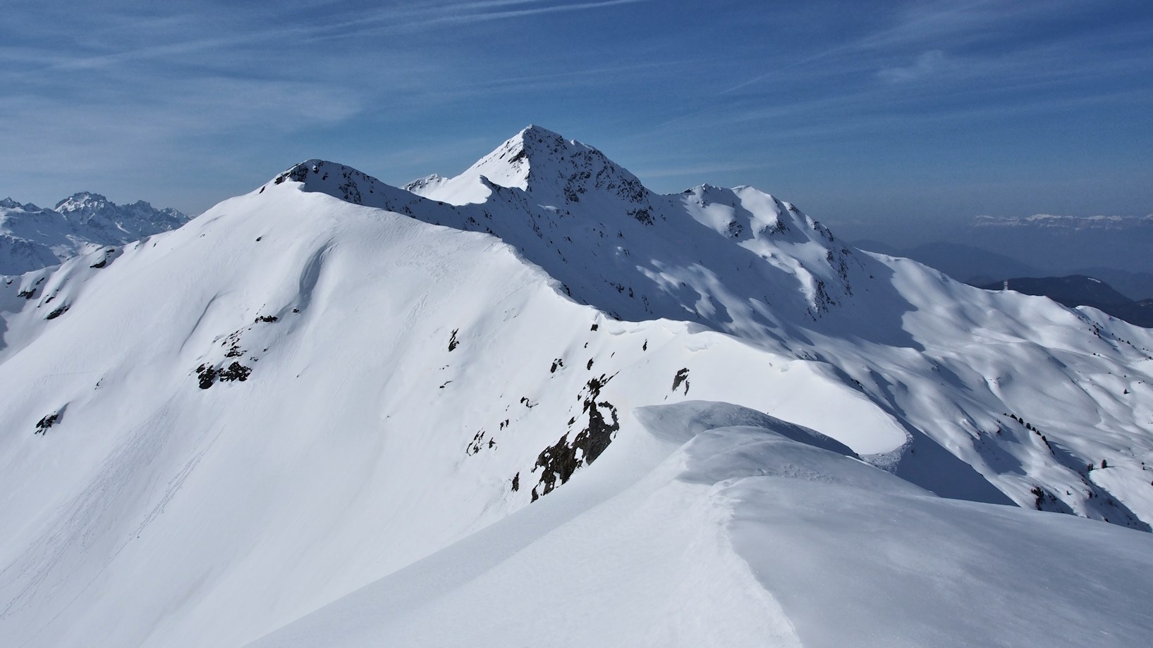 La Tuile (2294 m) : Du sommet vue vers le Grand Arc.