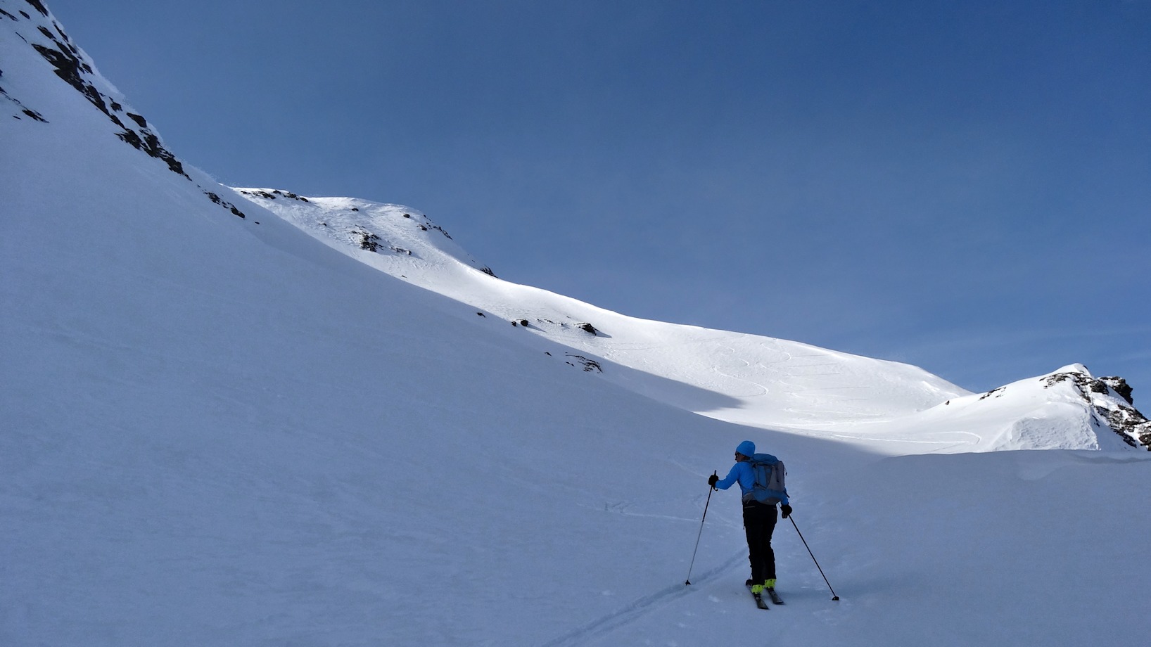 Montée vers le point 2284 m : Dans la combe Nord, exit la poudre ...