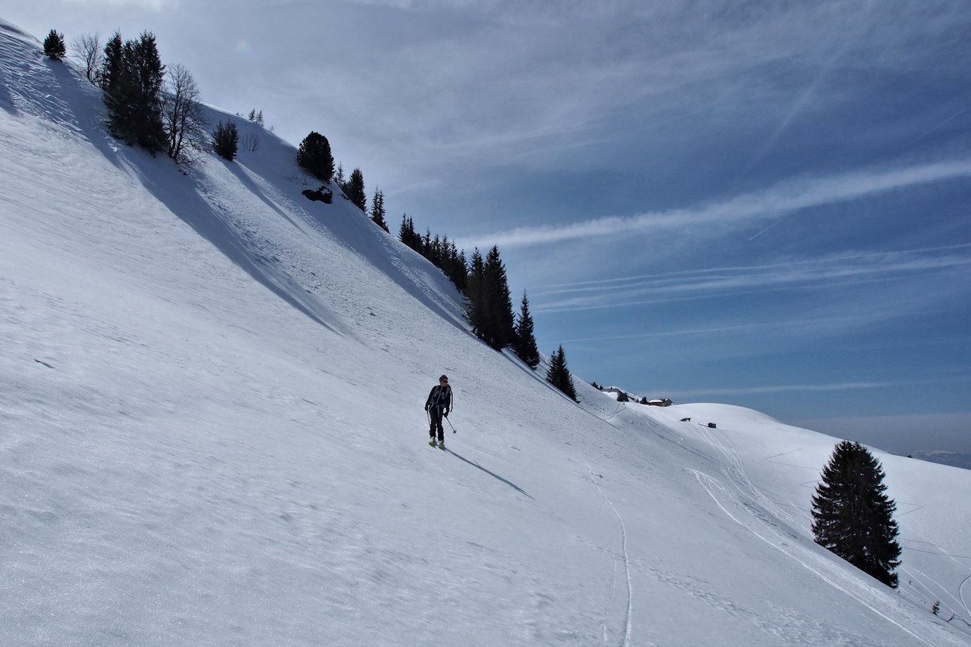 Sous le chalet de la Tuile : On se laisse glisser en suivant la route.