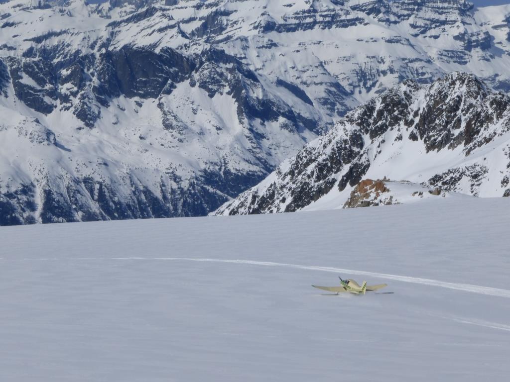 avion au décollage  glacier du : surprenant , on a cru qu'il ne décollerait jamais !!