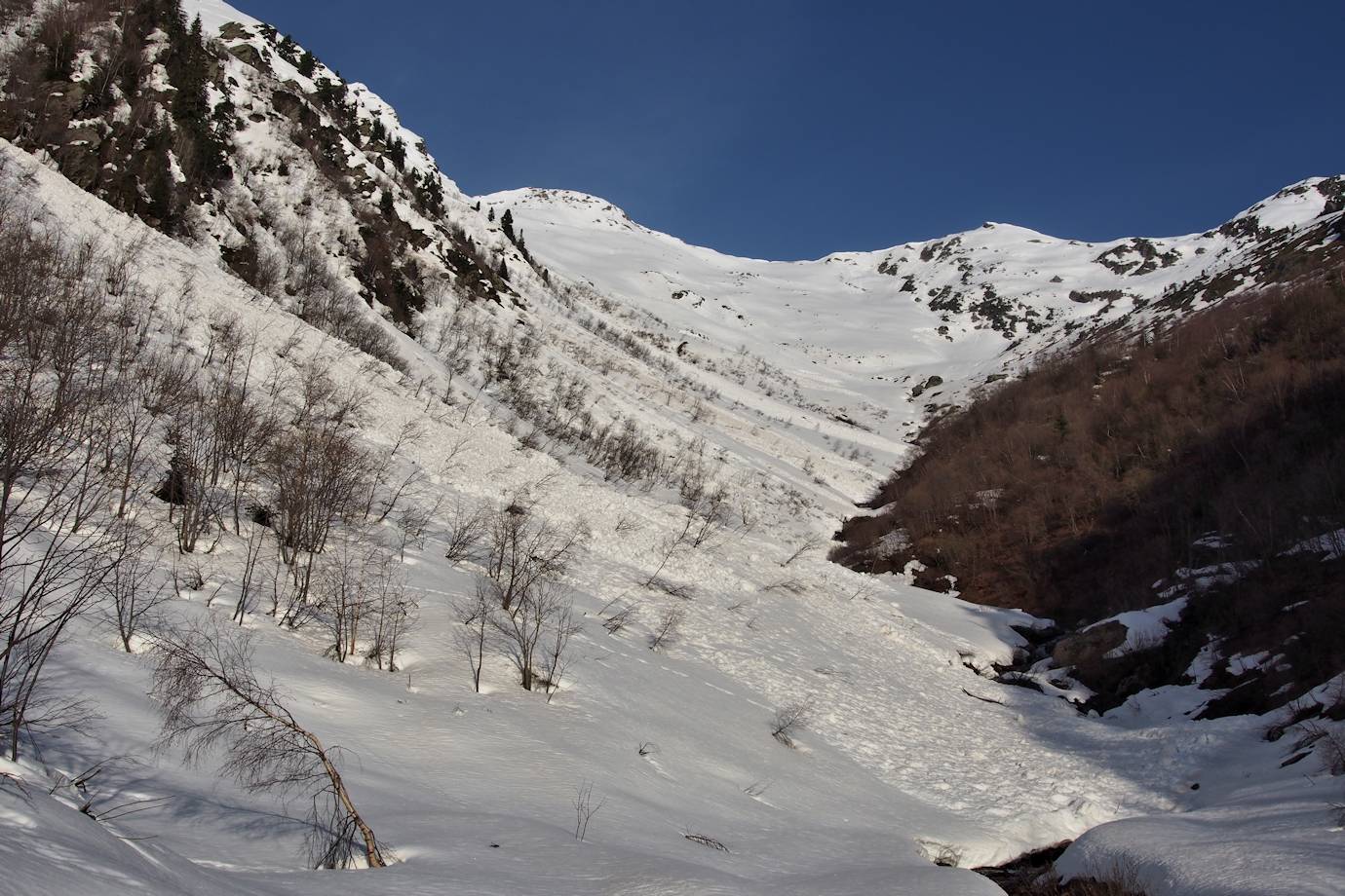 Bas de la Combe vers 1400 m : Avalancheux (hors itinéraire classique).